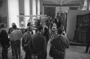 Ausstellung "Kunstschätze aus badischen Schlössern" im Gartensaal des Karlsruher Schlosses.