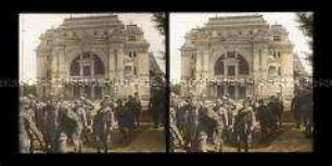 Gruppe Gefangener vor dem Stadttheater, Focsani