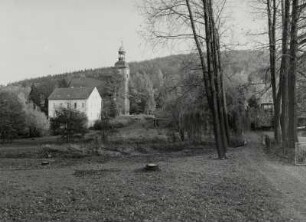 Blick vom Kurpark gegen Pfarrhaus und Dorfkirche