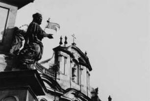 Pestsäule zu Ehren der Heiligen Dreifaltigkeit (1715) und Nikolauskirche auf der Kleinseite