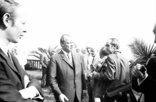 22. Tagung 1972 Mediziner; Große Gruppen mit Willy Brandt: Willy Brandt mit Presse