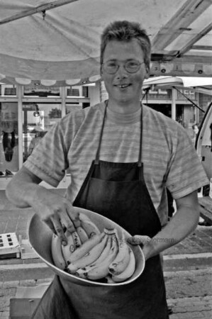 Rathausplatz: Wochenmarkt: Ulrich Feindt verkauft Bananen aus Gran Canaria