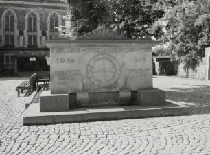Denkmal für die im 1. Weltkrieg gefallenen Mitglieder der Altgemeinde Kötzschenbroda : Denkmal für die im 1. Weltkrieg gefallenen Mitglieder der Altgemeinde Kötzschenbroda. Sandstein (nach 1918). Radebeul-Kötzschenbroda, Altkötzschenbroda