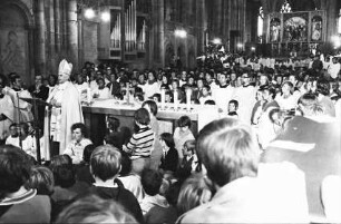 Freiburg: Münster, Erzbischof Dr. Schäufele am Altar