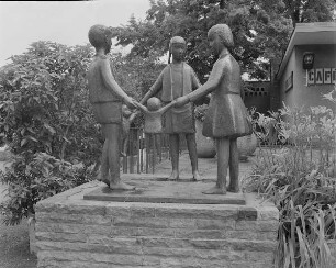 Kinderreigen : Woyski, Jürgen von. Kinderreigen. Bronze. 1965. Hoyerswerda, Zoo