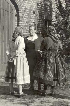 Sonntagstracht aus Döbbrick : Kleidung - niedersorbische Tracht. Ort: Debsk / Döbbrick. Niedersorbische Sonntagstracht (neuere).