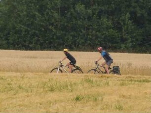 Bornholm - Radfahrer : Zwei Radfahrer fahren auf einem Weg zwischen Getreidefeldern. Aufgenommen am 29. Juli 2010 auf der dänischen Ostseeinsel Bornholm