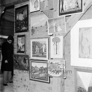 Rade: Museum Rade im Naturpark Oberalster: Ausstellung "Adam und Eva" von Laienmalern: vorn rechts Wand mit Gemälden: links daneben Besucher