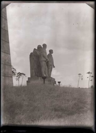 Fotografie: Skulpturengruppe auf dem Gelände von Gedenkstätte und Museum Sachsenhausen