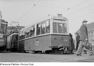 Straßenbahn Nr. 17 an der Haltestelle vor dem Hauptbahnhof