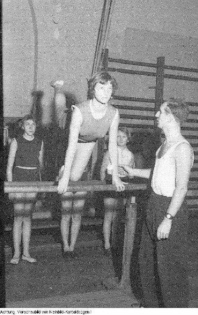 Dresden, Kindersport, Turnübungen in der 32. POS Paul Gruner, Jugendgruppe der BSG Aufbau Dresden-Mitte, Waldlauf am Pionierpalast "Walter Ulbricht", Mutter- und Kindersport des Sportclub (SC) Einheit Dresden-Mitte, Abnahme des Sportabzeichens, Schulsport, u.a., Dezember 1956