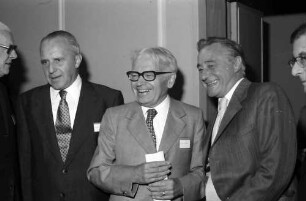 27. Tagung 1977 Chemiker; Sitzreihen im Theater: Adolf Butenandt (angeschnitten), Ernst O. Fischer, Gerhard Herzberg, Lord George Porter of Luddenham, Robert B. Woodward (angeschnitten)