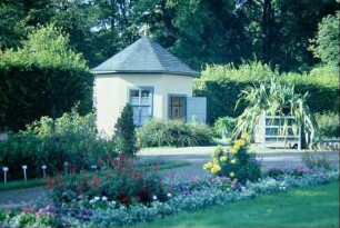 bei der Orangerie: Kübelpflanzen, blühende Blumen, Hecken, Pavillon