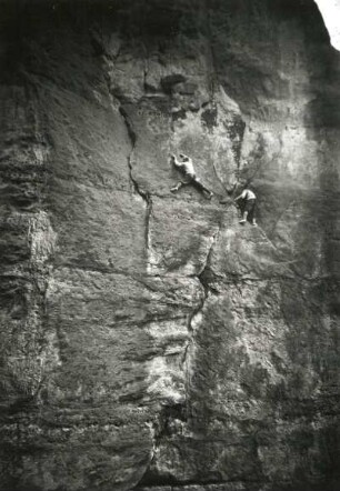 Sächsische Schweiz, Affensteine. Kreuzturm. Seilschaft Ehrhardt Renger im oberen Quergang der Nordwand (VIIb)