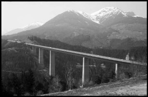 Igls: Gesamtansicht der Europa Brücke mit Schönberg, von Osten