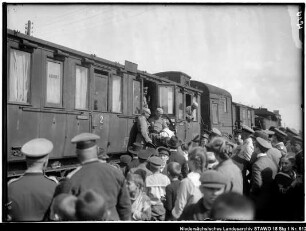 Verladen von Soldaten auf dem Wolfenbütteler Bahnhof (August 1914) (älterer Positivabzug vorhanden) Enthält: aus Zugabteilen blickende Soldaten, vor dem Zug eine Zuschauermenge
