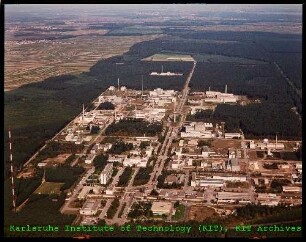 Luftaufnahme des Kernforschungszentrums Karlsruhe (KfK), von Süden