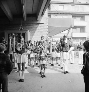 Nickel: Mühlenstraße / Lübecker Straße: Kaufhaus: auf Hofgelände Lübecker Straße: Oldesloer Spielmannszug gibt Platzkonzert: Zuschauer: hinten rechts Rückfront Einrichtungshaus Lübecker Straße