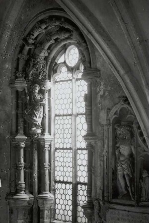 Regensburg, Dom : Regensburg. Dom St. Peter. Kreuzgang. Fensterlaibung im Mittelgang (Morturarium) mit Apostelfigur der Fensterlaibung: Simon Zelotes