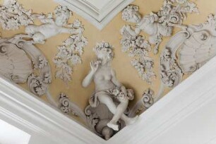 Decke des Gartenkabinetts — Die vier Jahreszeiten — Frühling: Weibliche Eckfigur mit Blumen und Satyrn