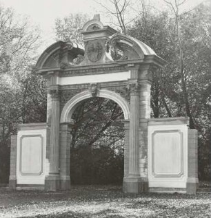 Markkleeberg (Kreis Leipziger Land), Keesscher Park (17.-19. Jahrhundert), Pfarrgasse 13/15, Adlertor von außen (18. Jahrhundert)