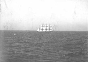 Viermast-Segelschiff läuft längsseits in mittlerer Entfernung vorbei. Blick von Bord