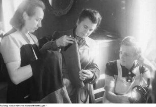 In einer Nähstube der Volkssolidarität, 1946/47
