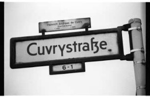 Kleinbildnegativ: Straßenschild, Cuvrystraße, 1984