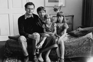 Familie G. (Theologen) in ihrer Wohnung