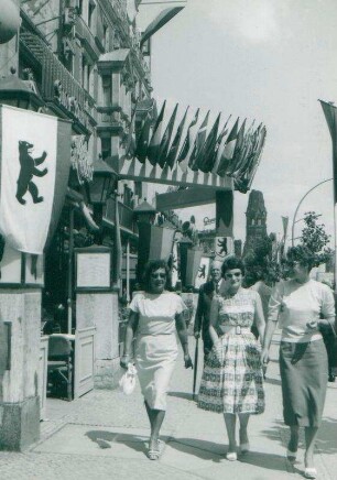 IFF 1958. Kurfürstendamm im Fahnenschmuck mit Festspielhaus
