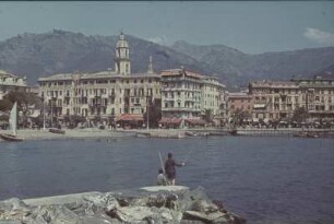 Reisefotos Italien. Stadtteilansicht mit "Albergo Faline". Blick über das Hafenbecken