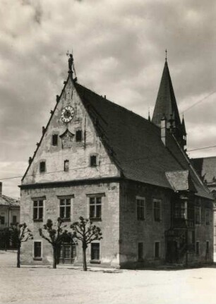 Bardejov (Bartfeld). Rathaus (1505-1509), Ansicht von Südosten mit Turm der St. Ägidiuskirche