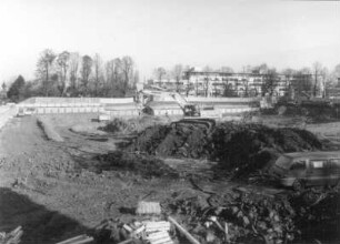 Baustelle Sächsische Landesbibliothek - Staats- und Universitätsbibliothek Dresden, Zentralbibliothek. Erdbau, Tieflöffelbagger beim Aushub der Baugrube an der Nordseite. Blick zum Bürogebäude Zellescher Weg 17 : Dresden-Räcknitz, Zellescher Weg 18. Baustelle Sächsische Landesbibliothek - Staats- und Universitätsbibliothek Dresden, Zentralbibliothek. Erdbau, Tieflöffelbagger beim Aushub der Baugrube an der Nordseite. Blick zum Bürogebäude Zellescher Weg 17