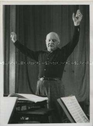 Paul Hindemith probt mit dem Berliner Philharmonischen Orchester