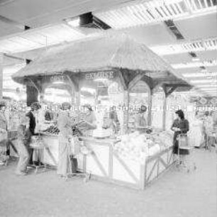 Obst- und Gemüsestand im Selbstbedienungsladen "Kaufhalle am Hochhaus" in Halle-Neustadt