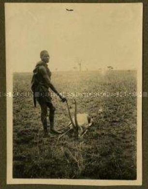 Nahaufnahme eines Afrikaners mit einer erlegten Gazelle