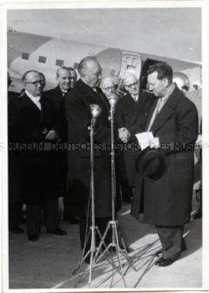 Bundeskanzler Adenauer begrüßt den dänischen Ministerpräsidenten auf dem Flugplatz Köln-Wahn