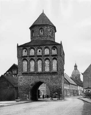 Ribnitz-Damgarten. Rostocker Tor (frühes 15. Jahrhundert) in Ribnitz