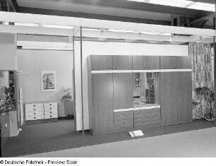 Anbauwand : Ausstellungskojen mit Möbeln (1976; VEB Weißenfelser Kleinmöbel)