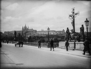 Karlsbrücke : Kruzifix auf der Karlsbrücke, im Hintergrund Prager Burg