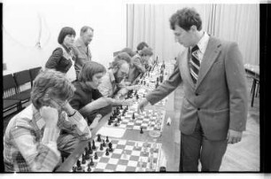 Kleinbildnegativ: Simultanschach mit Jewgeni Schweschnikow, Club DSF, 1977