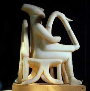 Athen. Archäologisches Nationalmuseum. Harfenspieler : Athen. Archäologisches Nationalmuseum. Harfenspieler, sitzend. Kykladenidol. Parischer Marmor. 1884 auf Keros in einem Grab gefunden