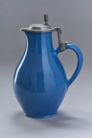 Blauer Birnkrug mit tiefsitzendem Henkel