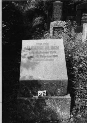 Grabstein 32 (Index: 100085378) Maße HxBxT: 120x64x60 cm Beschreibung: Block, Sockel: Grabstein 32