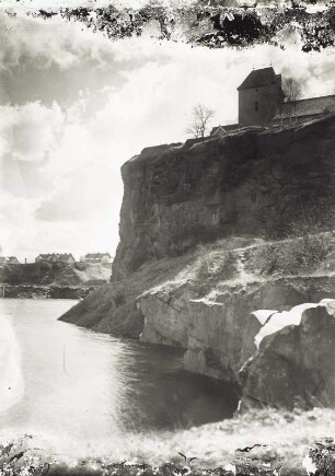 Dorfkirche (Wehrkirche) : Dorfkirche (Wehrkirche) mit geflutetem Steinbruch (Pyroxen - Granit - Porphyr)