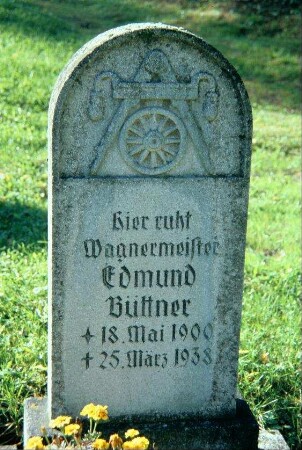 Grabstein eines Wagnermeisters, im Oberteil Arbeitsgerät des der Wagner