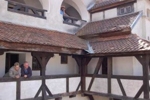 Schloß Bran in Siebenbürgen : Fachwerk-Galerie im Innenhof der mittelalterlichen Törzburg (oder Schloss Bran), 1377 erbaut, aufgenommen im April 2007