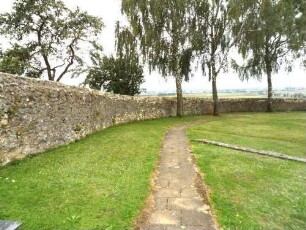 Kirchhof im Osten mit Kirchhofmauer im Verlauf nach Südosten (Wehrgang im 18 Jh abgetragen-Ansatz der Steinbrüstung auf der Mauerkrone erkennbar)