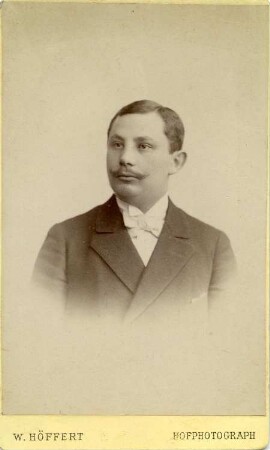 Porträt R. Bernhardt, 1893/1894 dem Vetter H. Bernhard geschenkt und gewidmet, aufgenommen im Fotoatelier W. Höffert in Dresden, Prager Straße 49