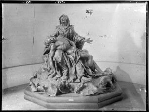 Schuttern Katholische Pfarrkirche Maria Himmelfahrt Pieta aus Holz